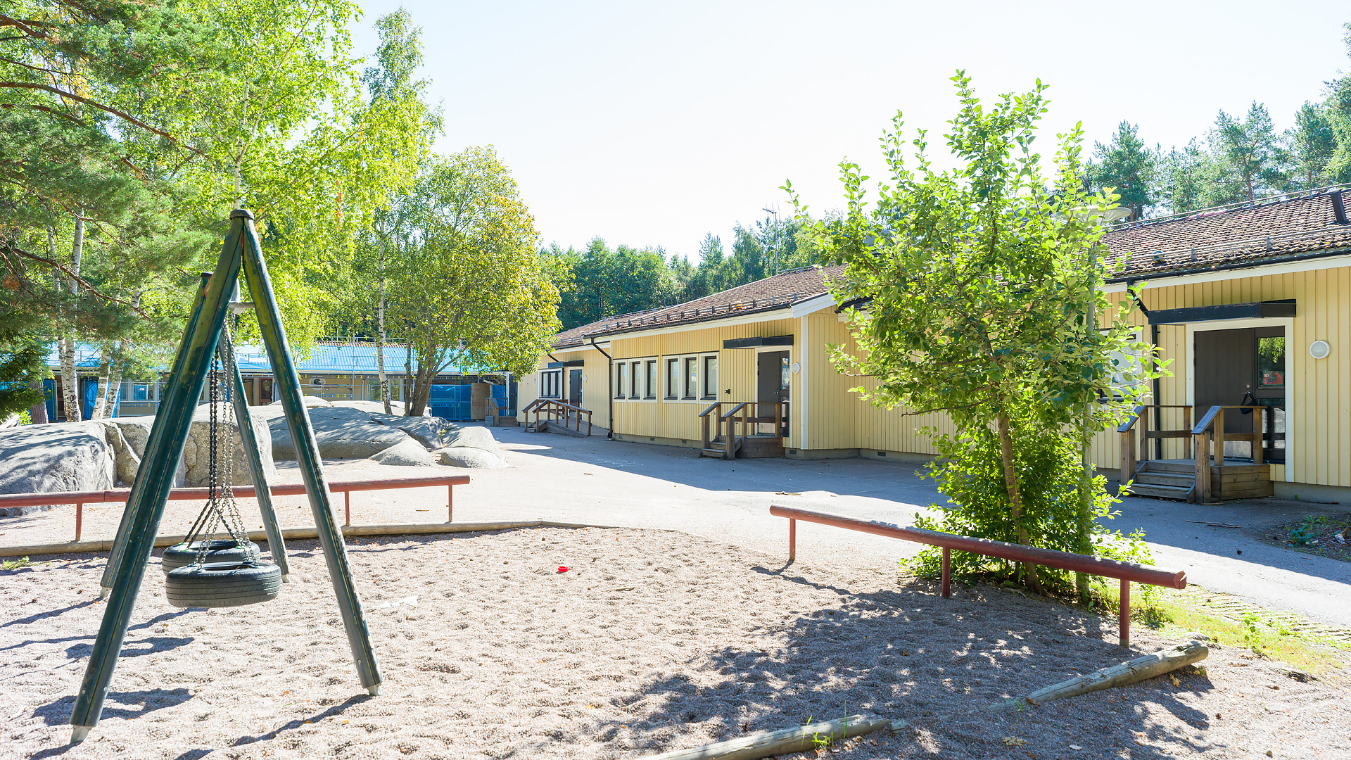 Musiklådans skolgård och skolbyggnad