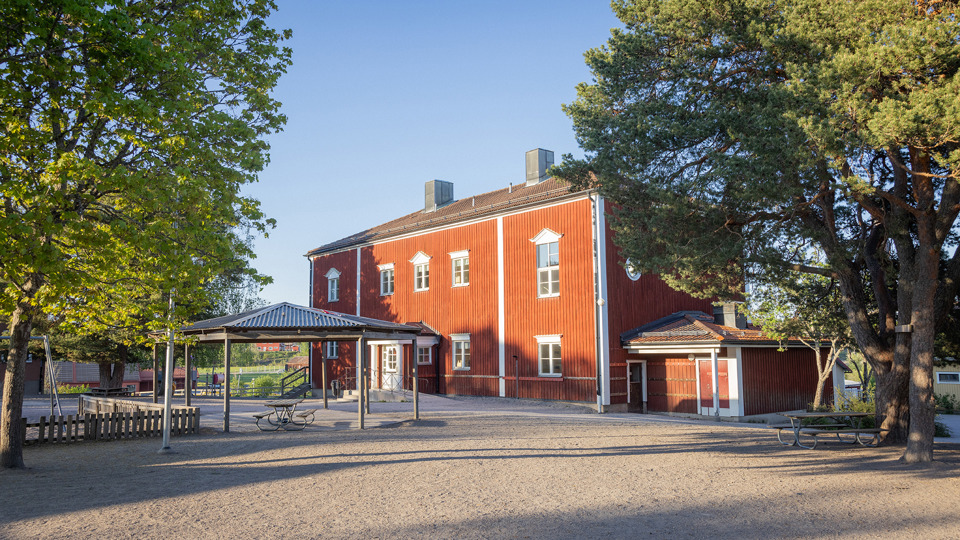 Överblick av Almunge skolas skolgård och byggnad