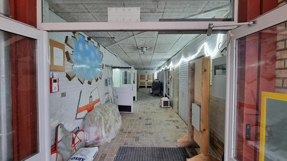 Skolkorridor under pågående rivningsarbeten.