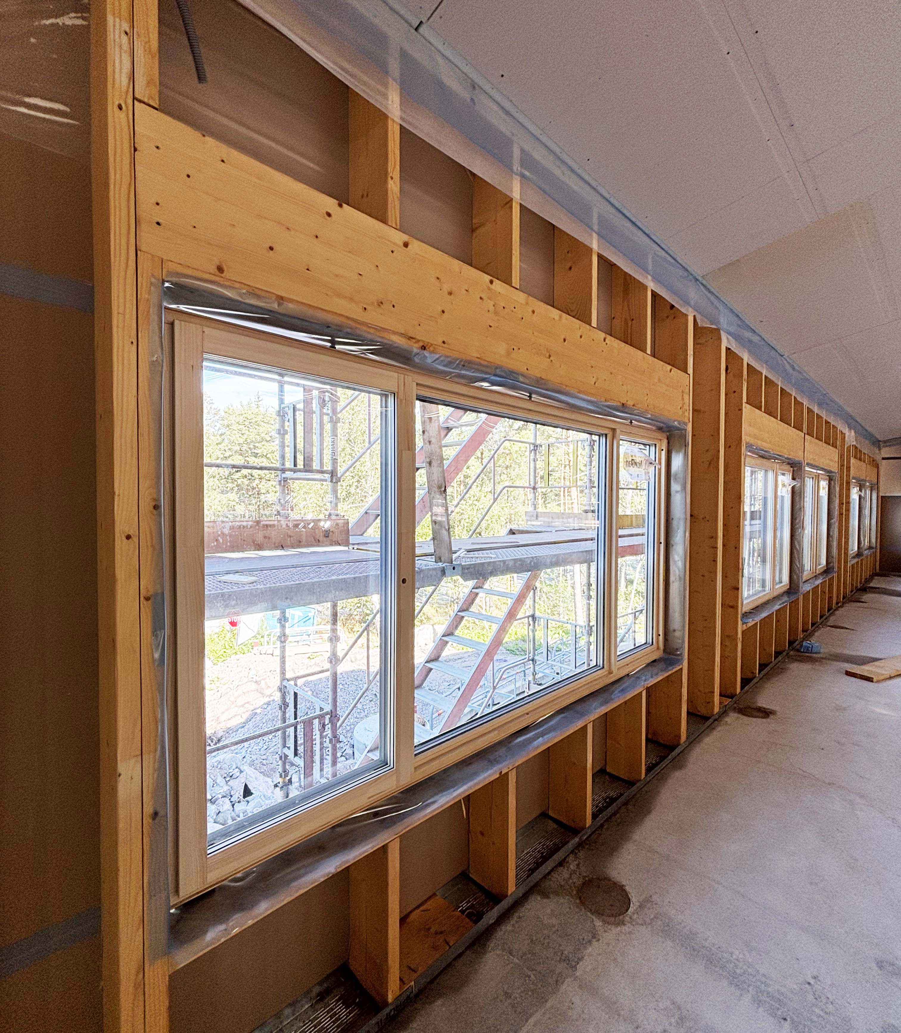 Ytterväggar monteras inne i en ny förskola som håller på att byggas.