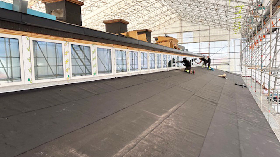 Pågående takrenovering på gammal skola 