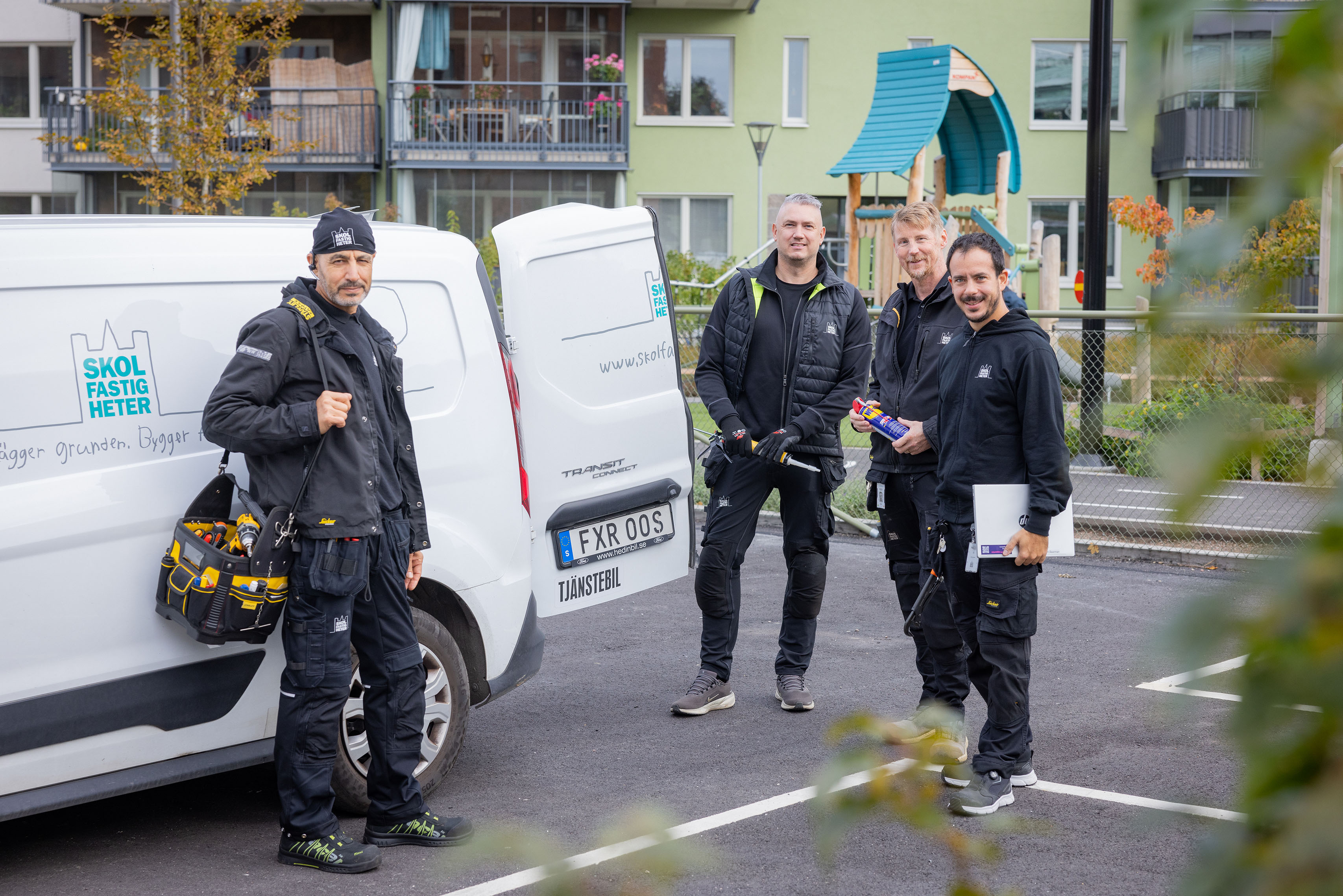 Fyra drifttekniker vid servicebil