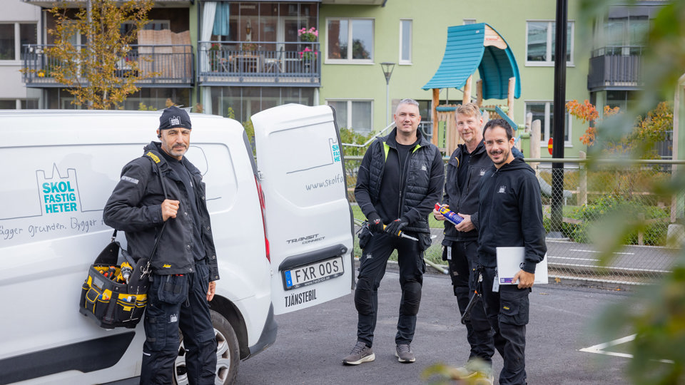 Fyra drifttekniker vid servicebil