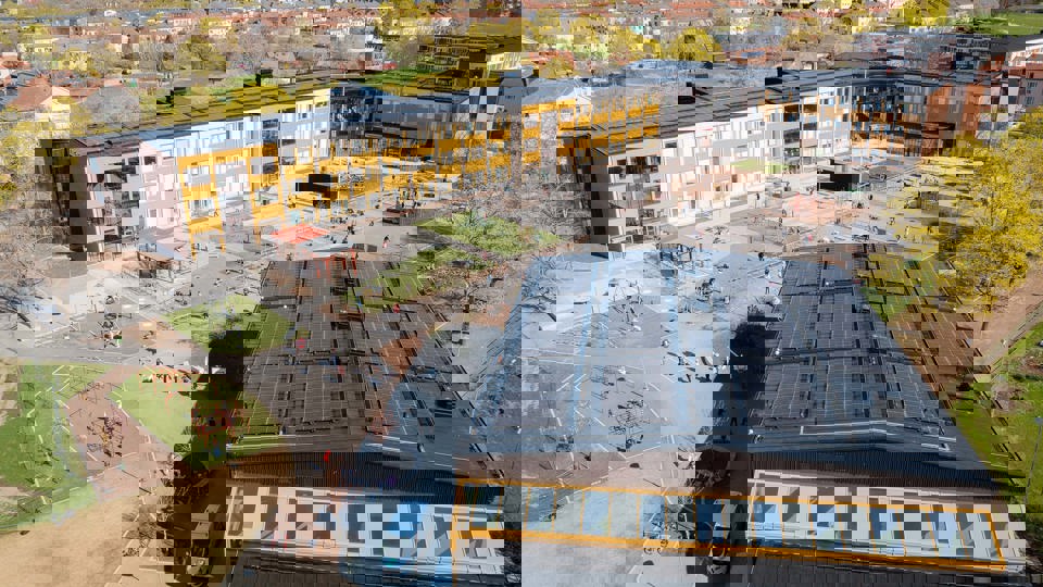 Flygfoto över nya Brantingsskolan och skolgård