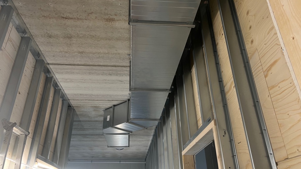Byggnation av Skyttelns förskola och dragning av ventilationskanaler.