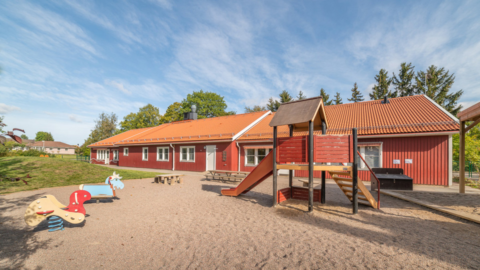 Äppellundens förskolas skolgård och byggnad