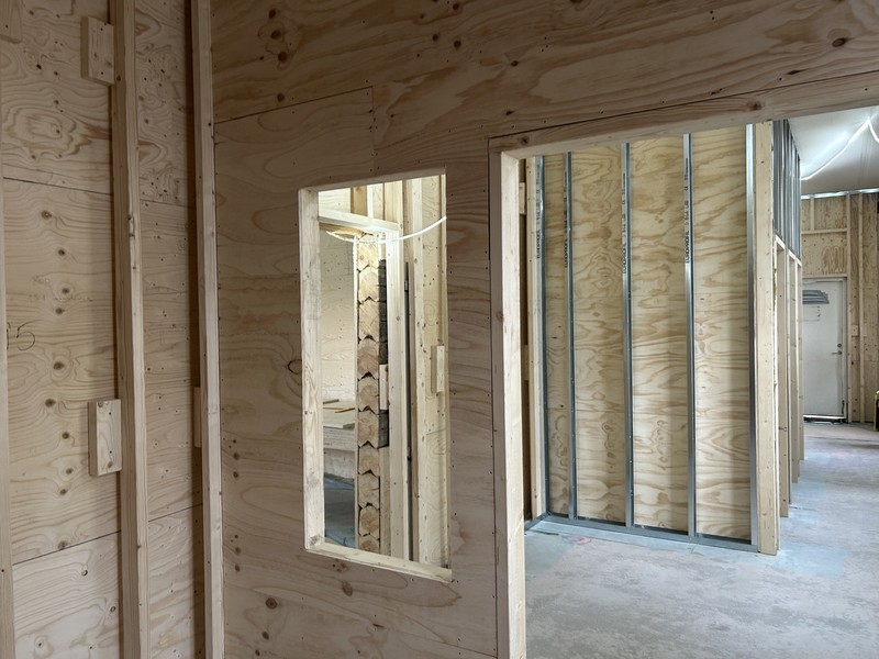 Nymonterade innerväggar i en byggnad som håller på att renoveras.