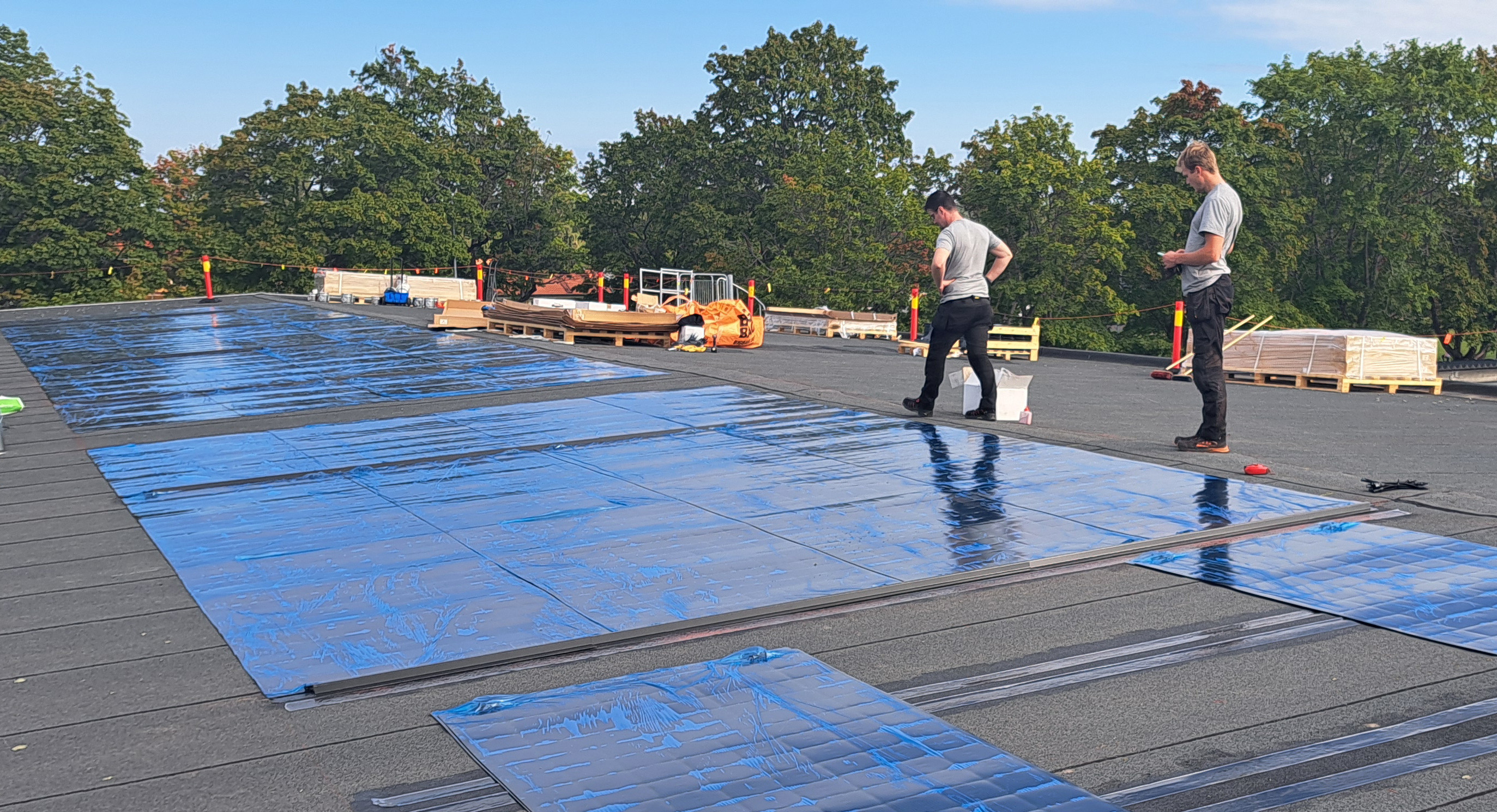 Tunnfilmssolceller  läggs på Bolandsskolans tak