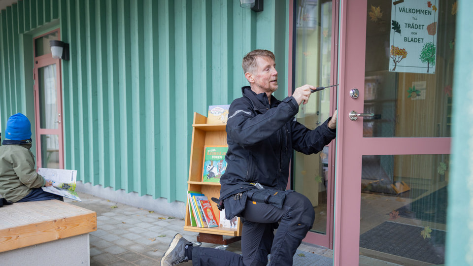 Drifttekniker lagar en dörr