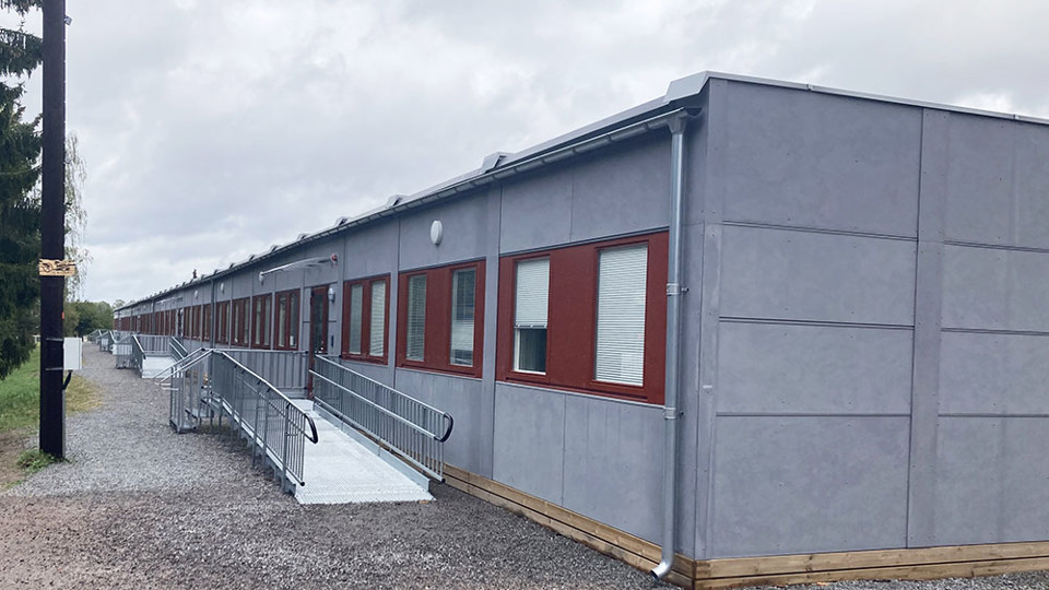 Nymonterad modulenhet på skolgård. 