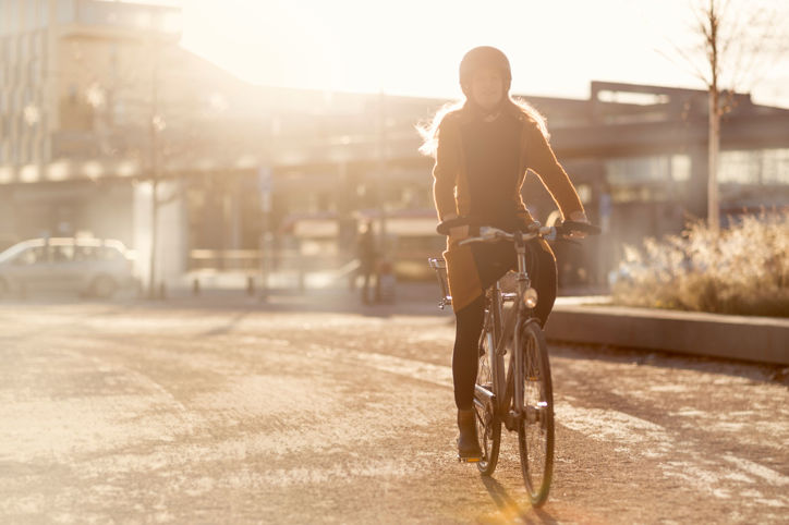 En kvinna som cyklar