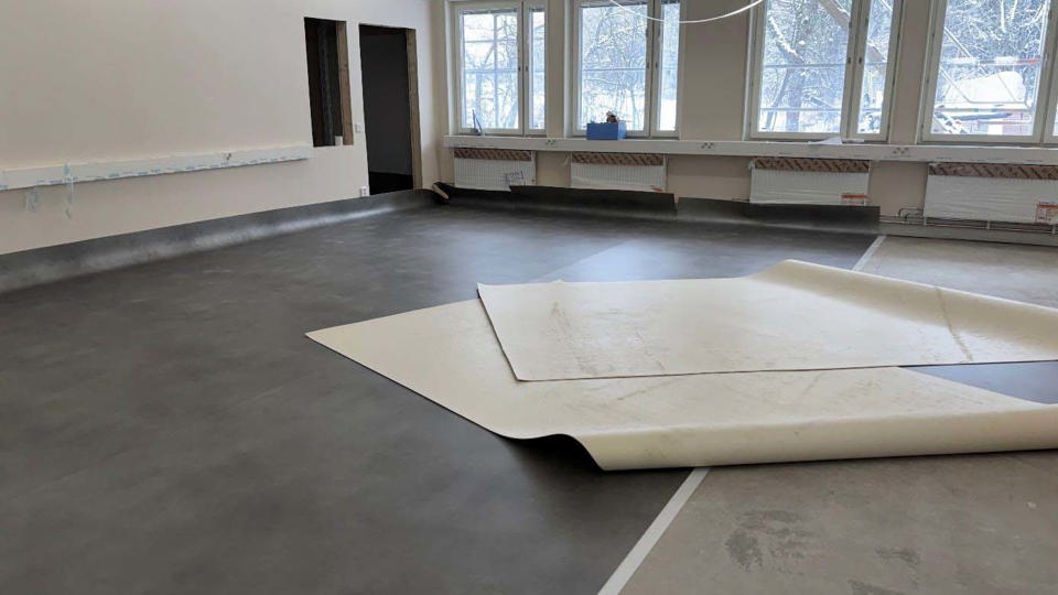 Nya golvmattor läggs i skola som renoveras.