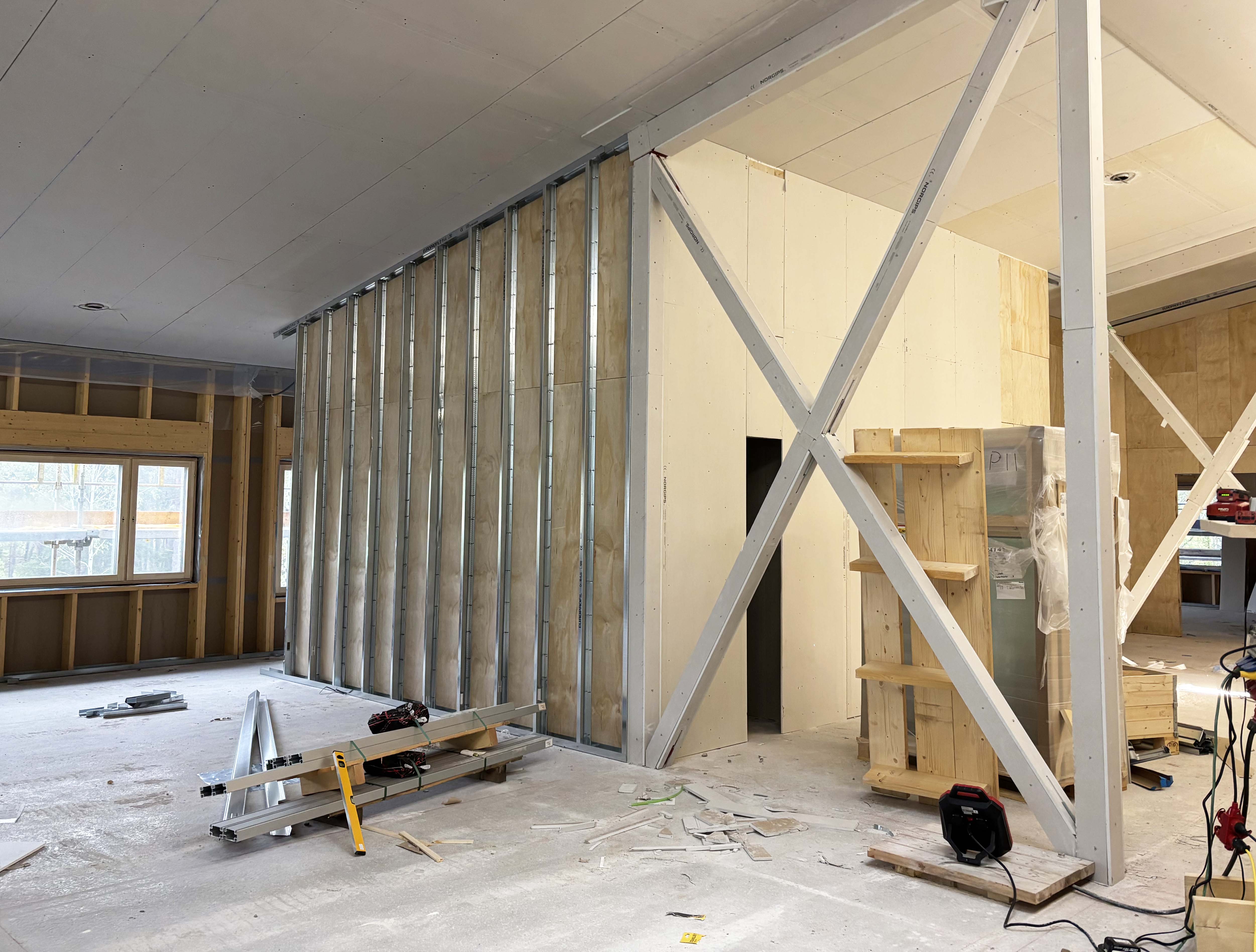 Väggar monteras inne i en ny förskola som håller på att byggas.