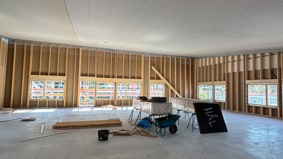 Verktyg och byggmaterial inuti en ny förskola som håller på att byggas.