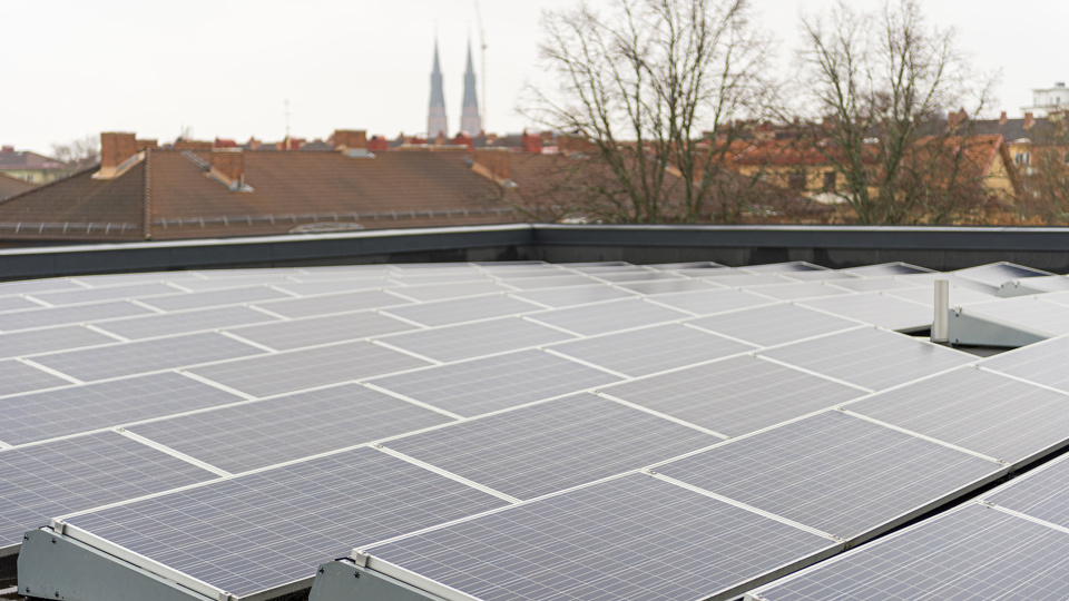 Solceller på ett tak.