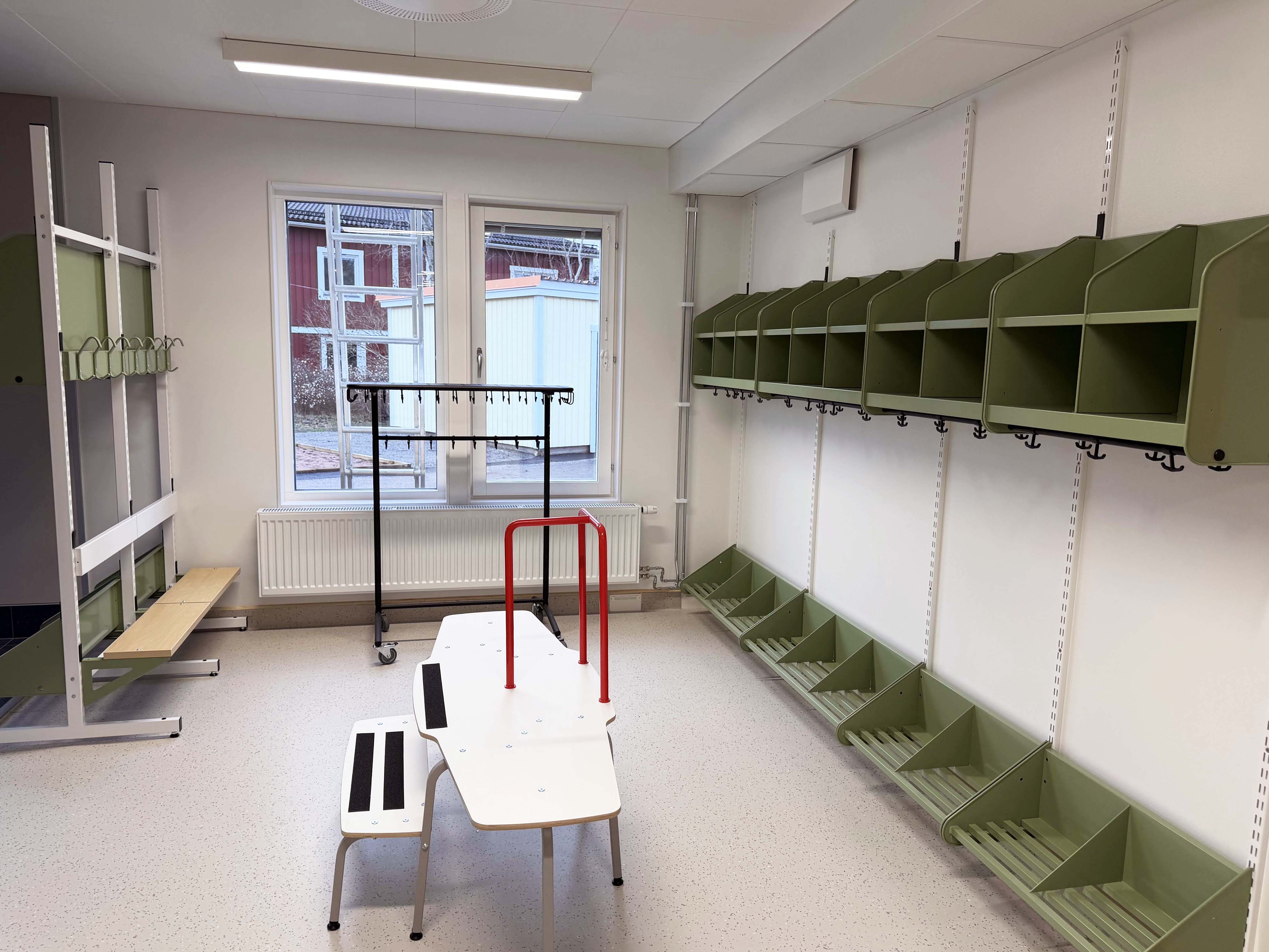 Nyrenoverad omklädningsrum på förskola. 