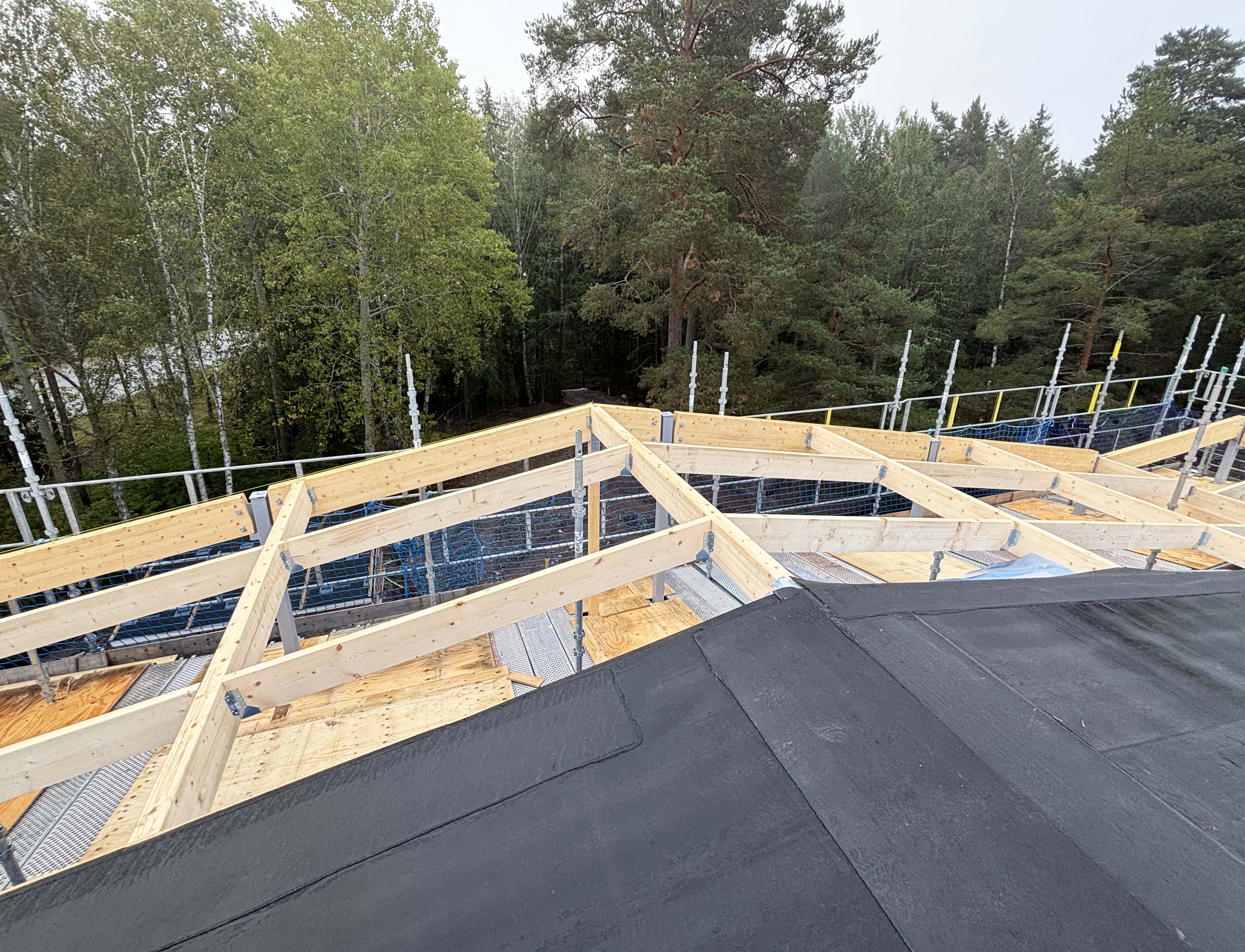 Takarbeten på en ny förskola som håller på att byggas.