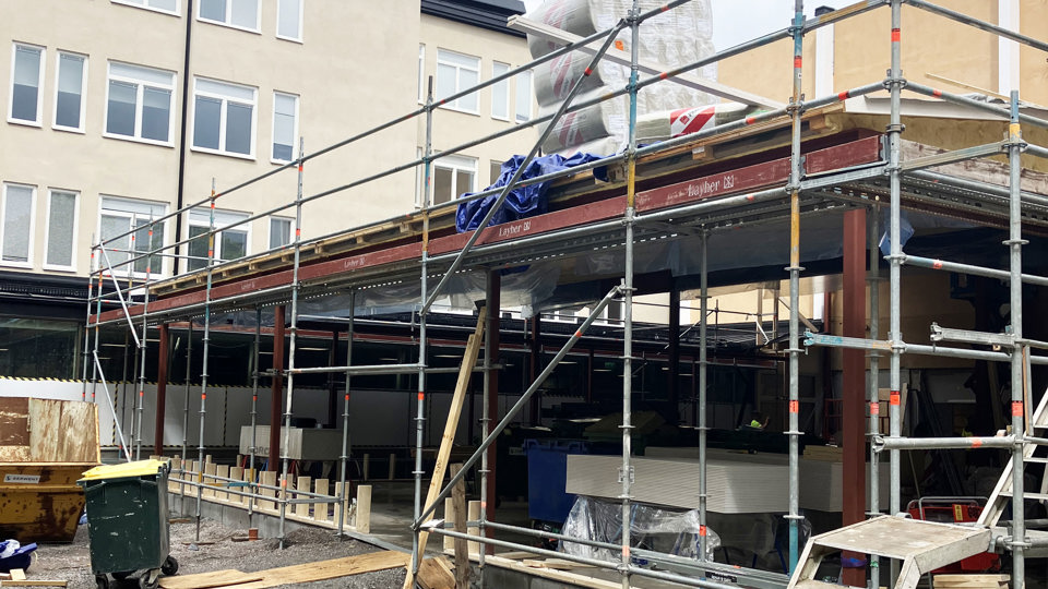 Utbyggnad av skola, där byggnadsställningar står uppställda.