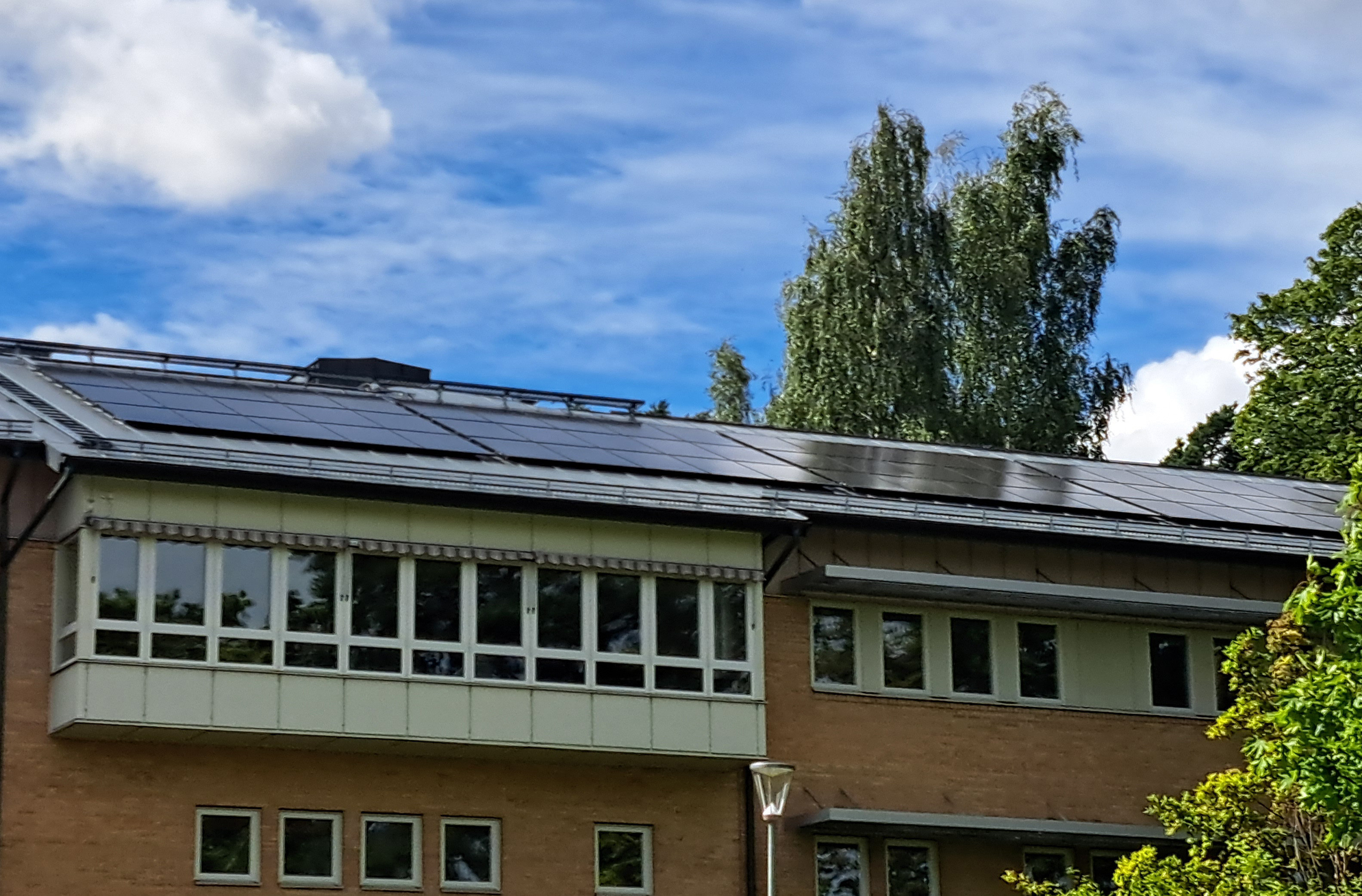 Solcellspaneler på taket av en skola