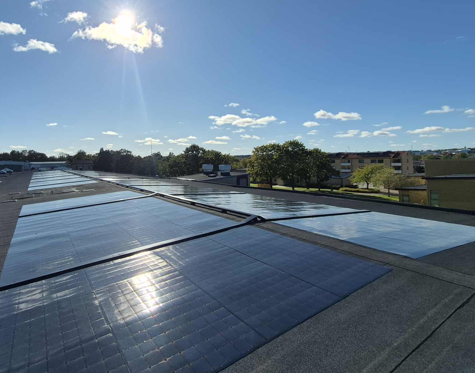 Tunnfilmssolceller  läggs på Bolandsskolans tak