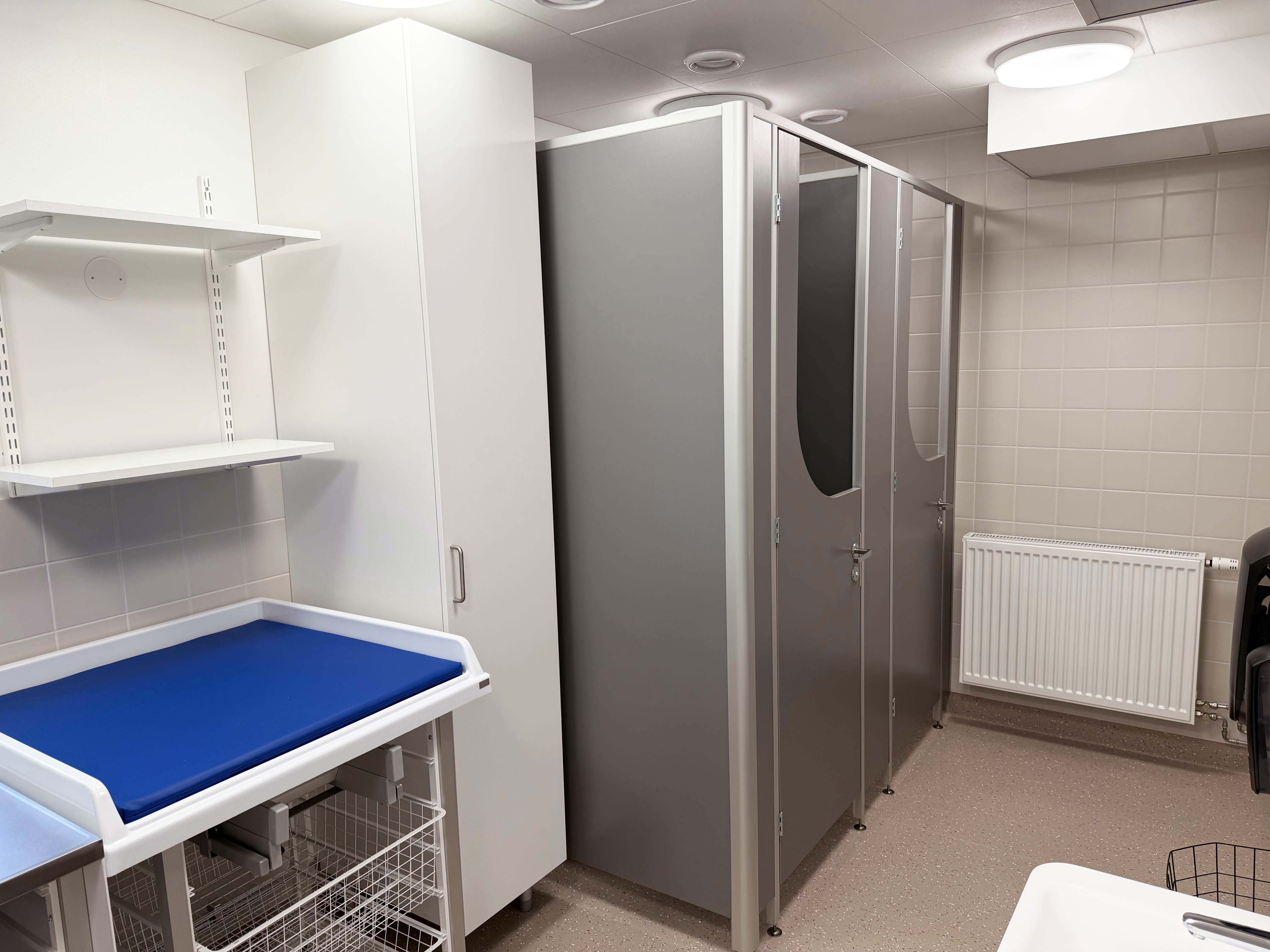 Nyrenoverat skötrum med toadel i förskola.