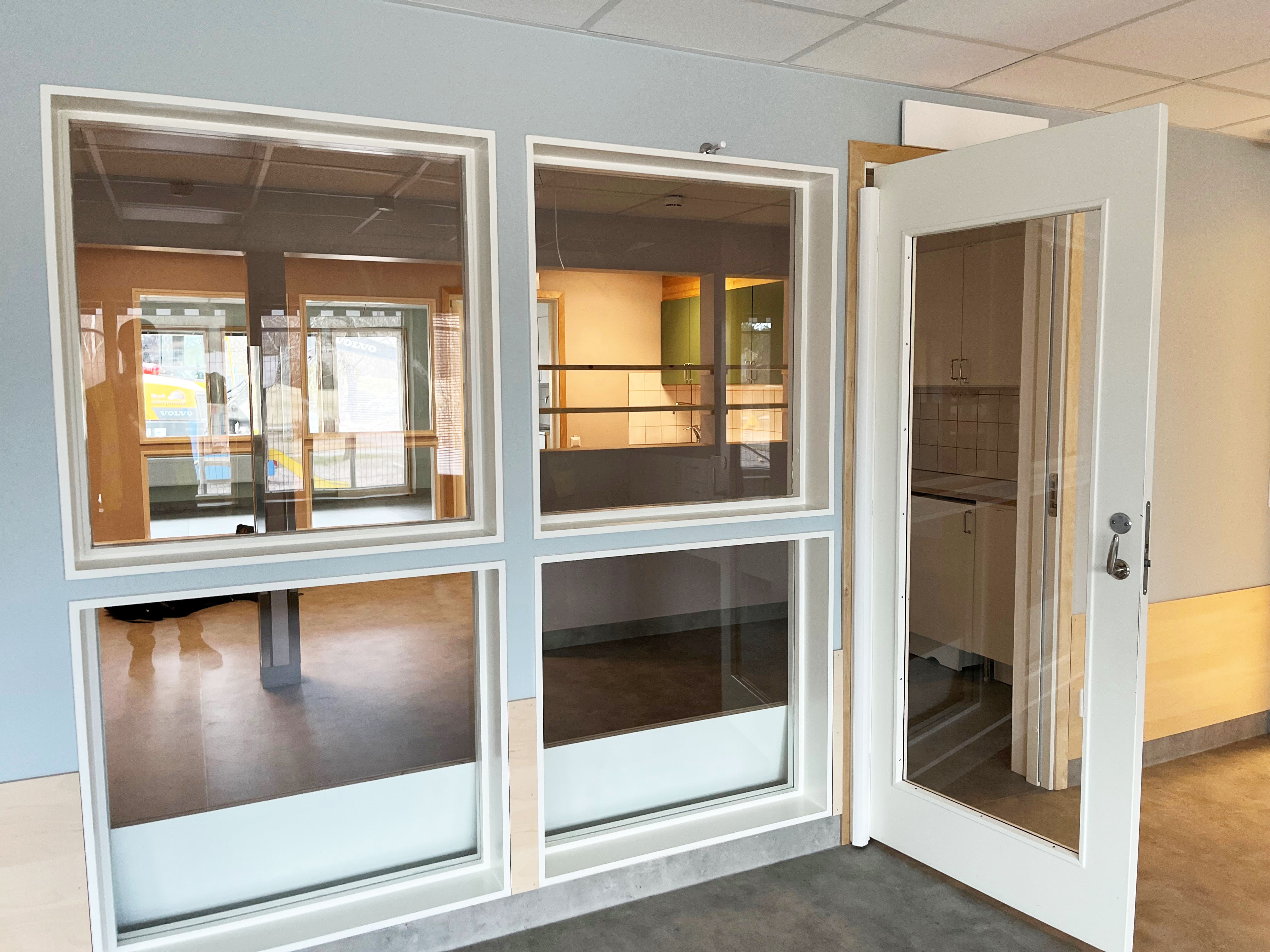 Återbrukade innerfönster och innerdörrar med glas.