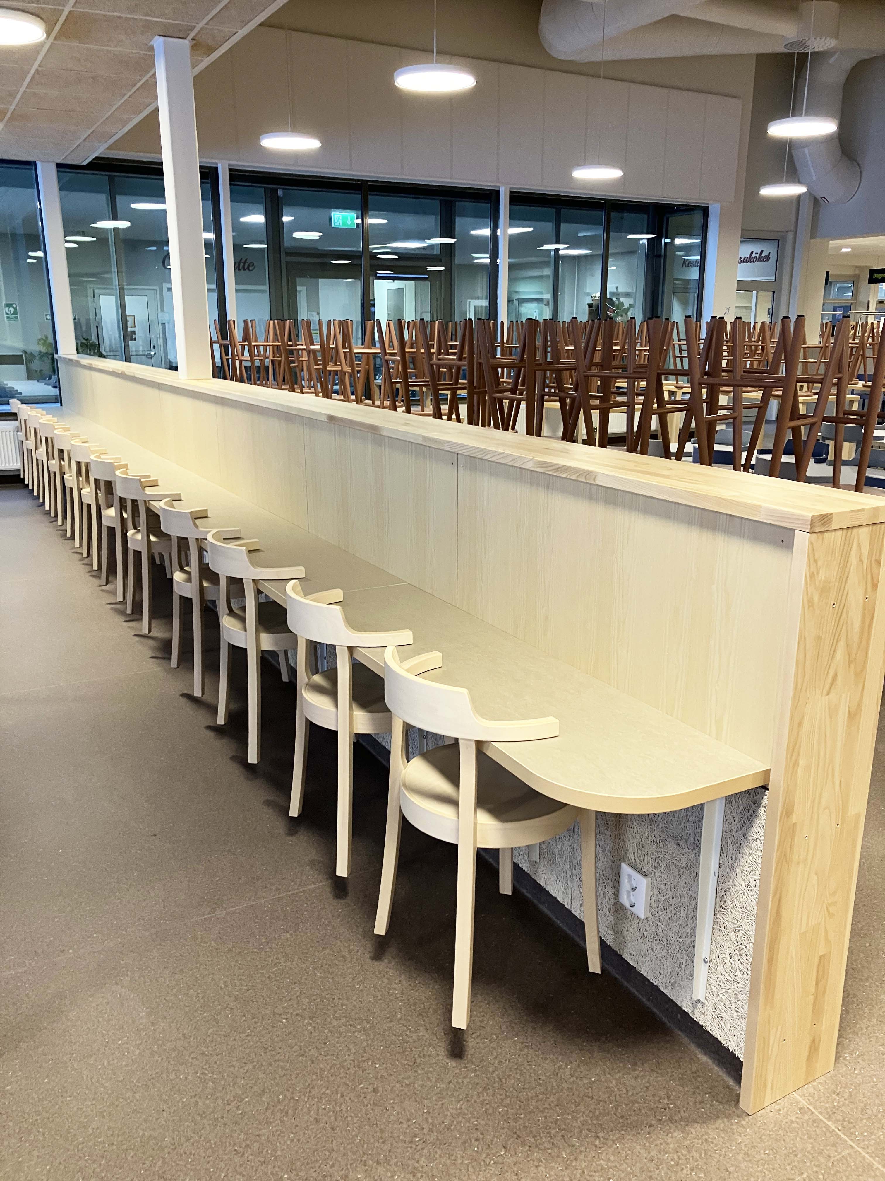 Nyrenoverad matsal i skola.