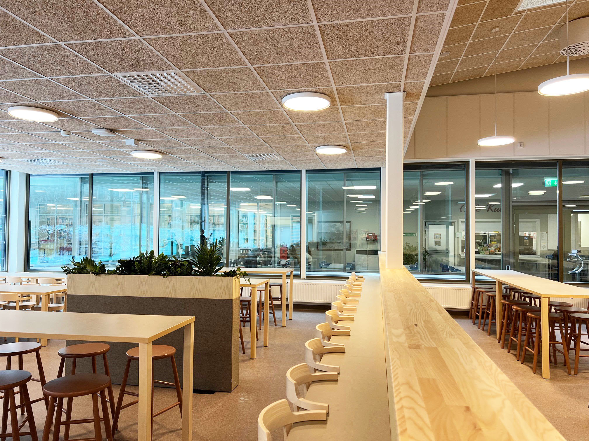 Nyrenoverad matsal i skola.