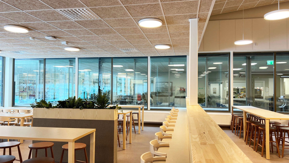 Nyrenoverad matsal i skola.