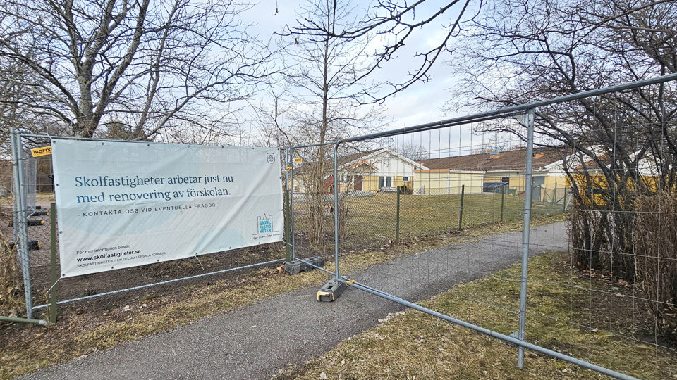 Byggstängsel med vepa framför en gammal förskola som renoveras.