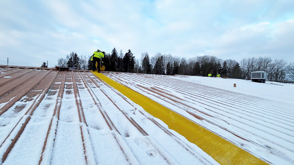 Takarbeten på snöigt tak.