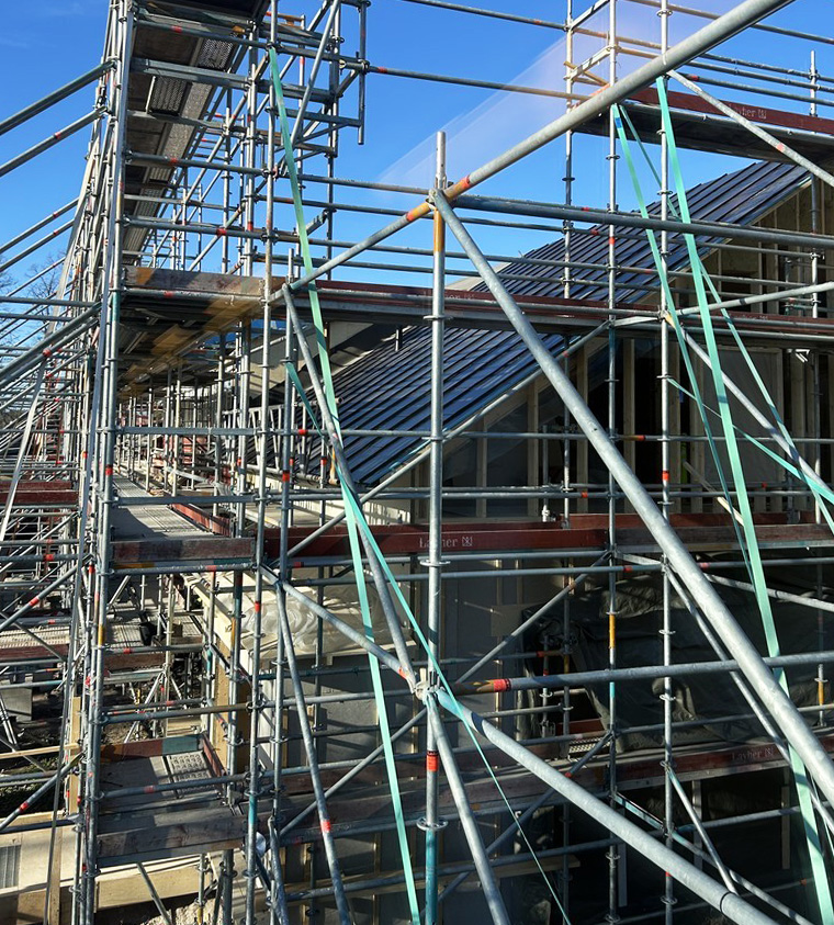 Byggnadsställning framför en skola som renoveras.