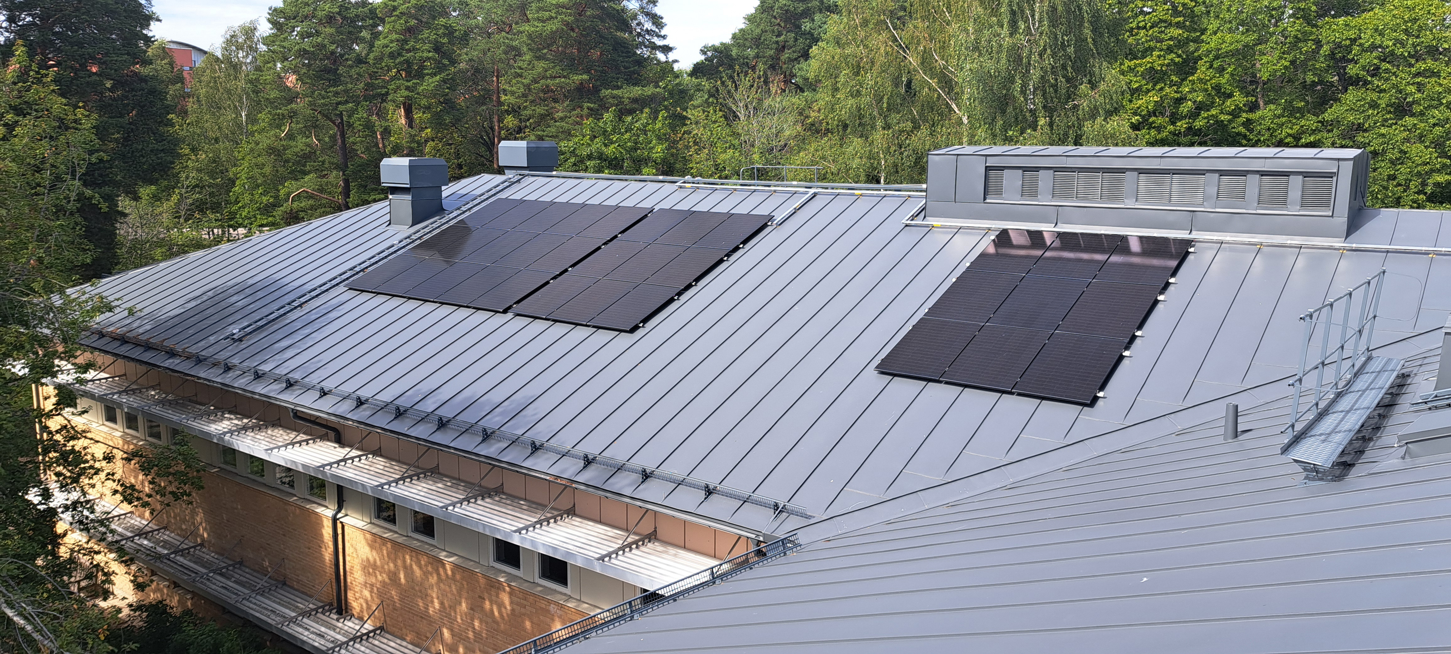 Solcellspaneler på taket av en skola