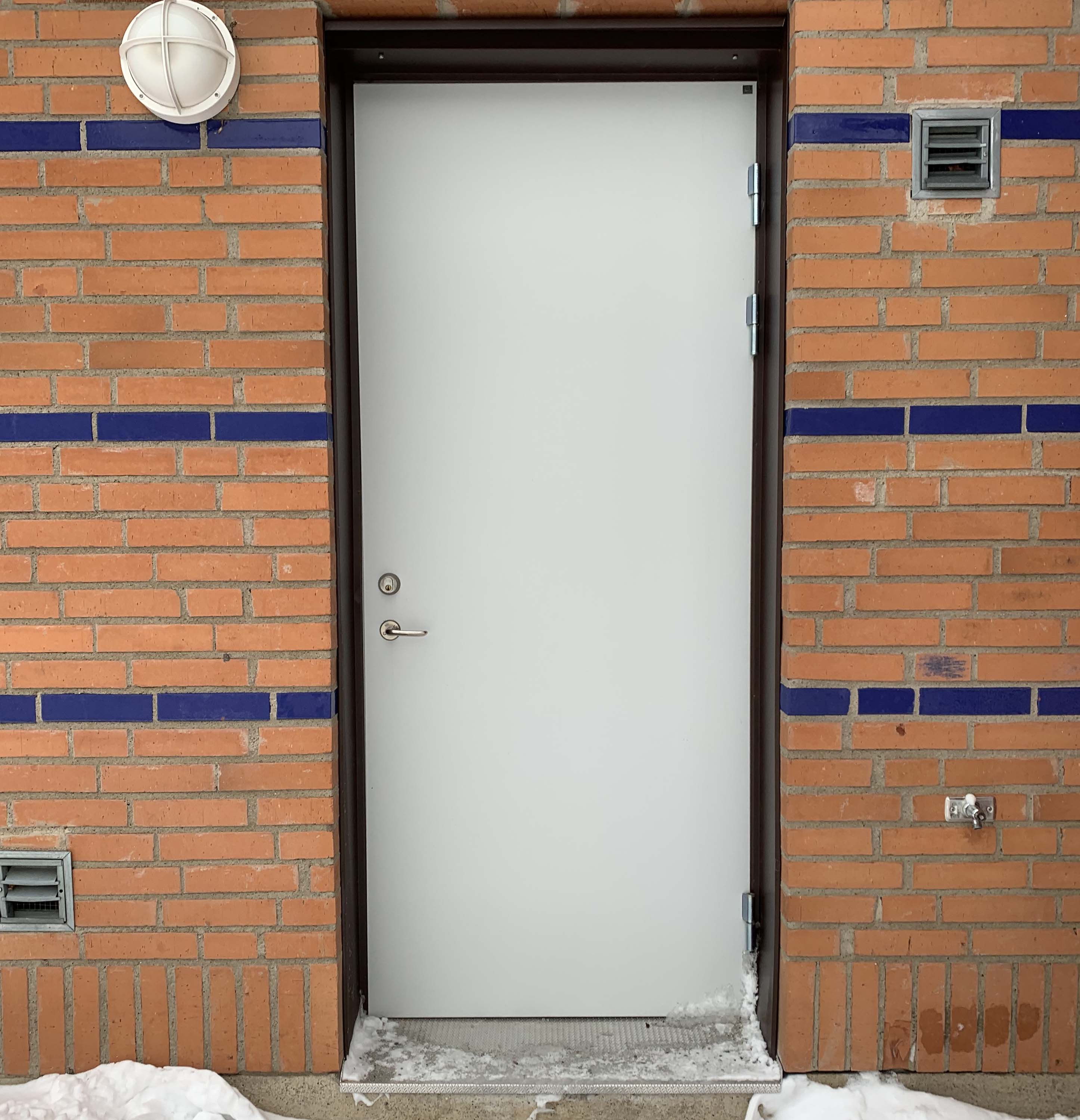 Ny ytterdörr och röd tegelfasad