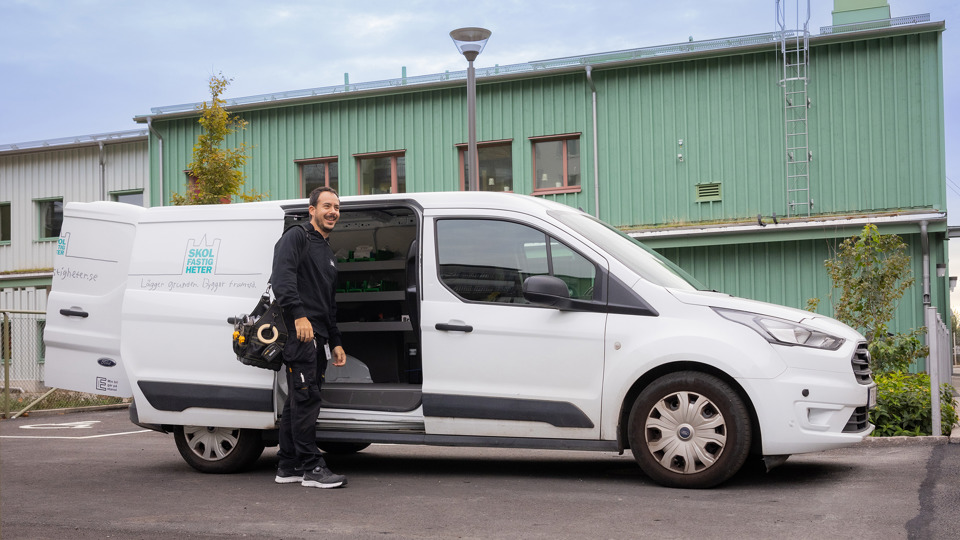 Drifttekniker vid servicebil