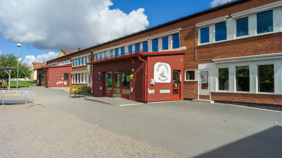 Salabacke förskolas skolgård och entré