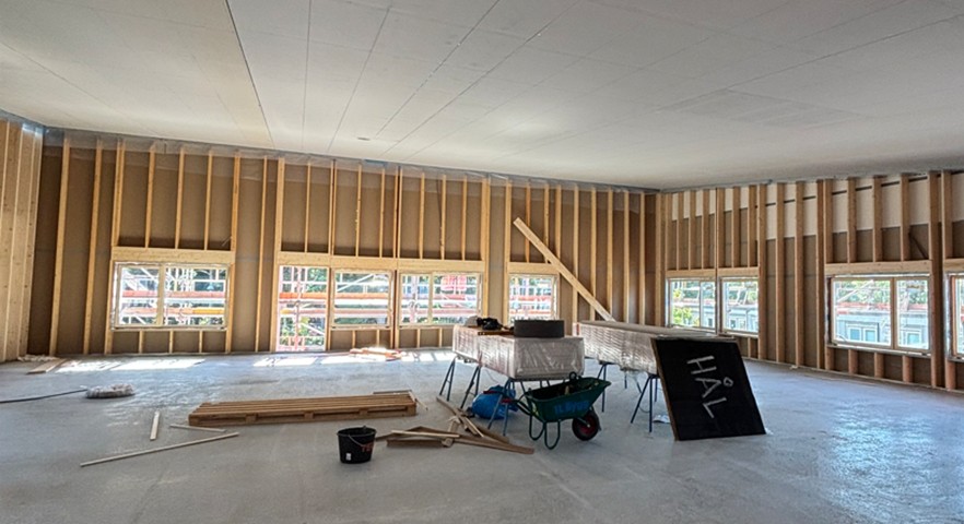 Väggar monteras inne i en ny förskola som håller på att byggas.