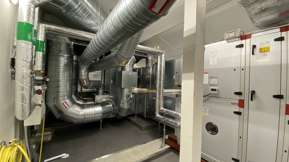Fläktrum med ventilationstrummor i källare