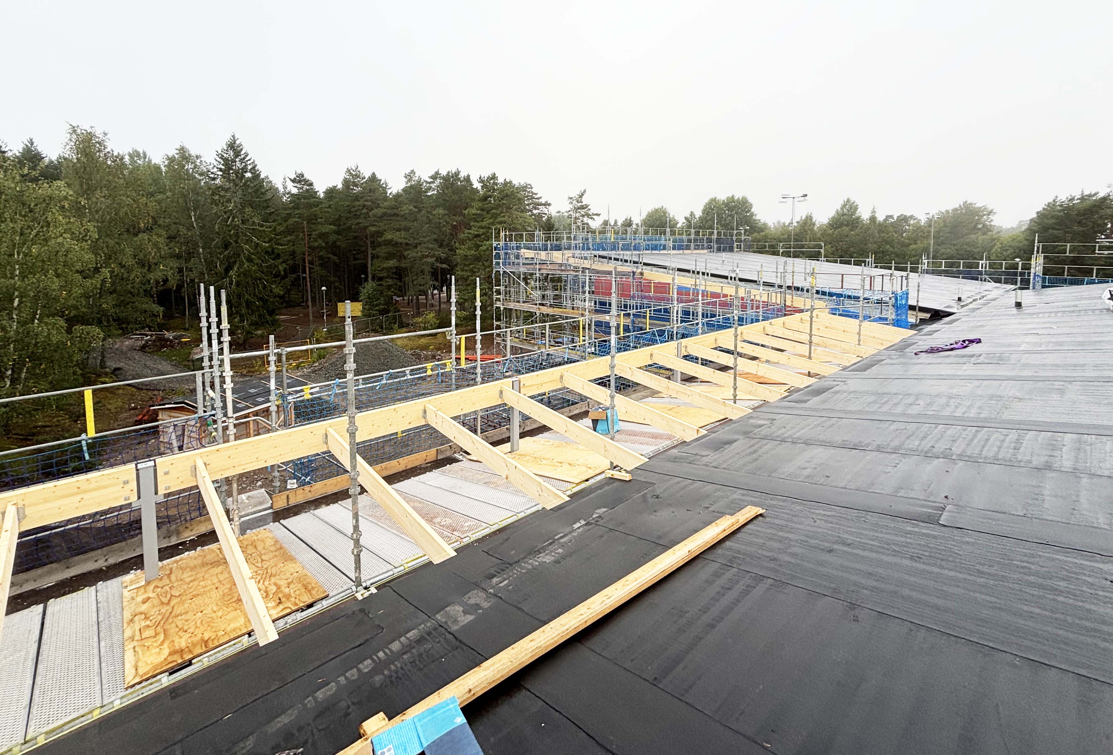 Takläggning på en ny förskola som håller på att byggas.