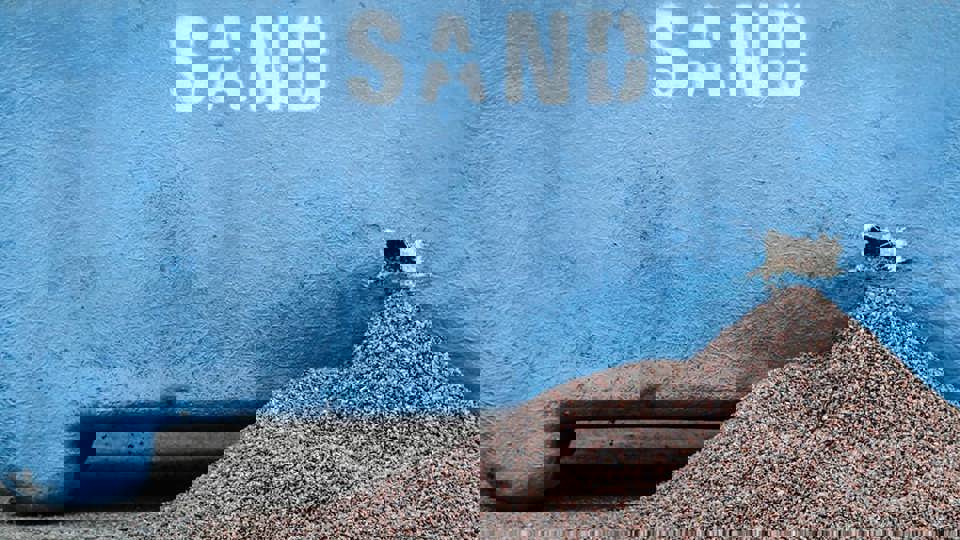 Sandhög framför sandningslåda
