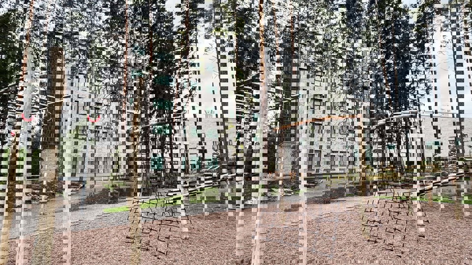 Skolgård med klätterställningar i trä på nya Gottsundaskolan