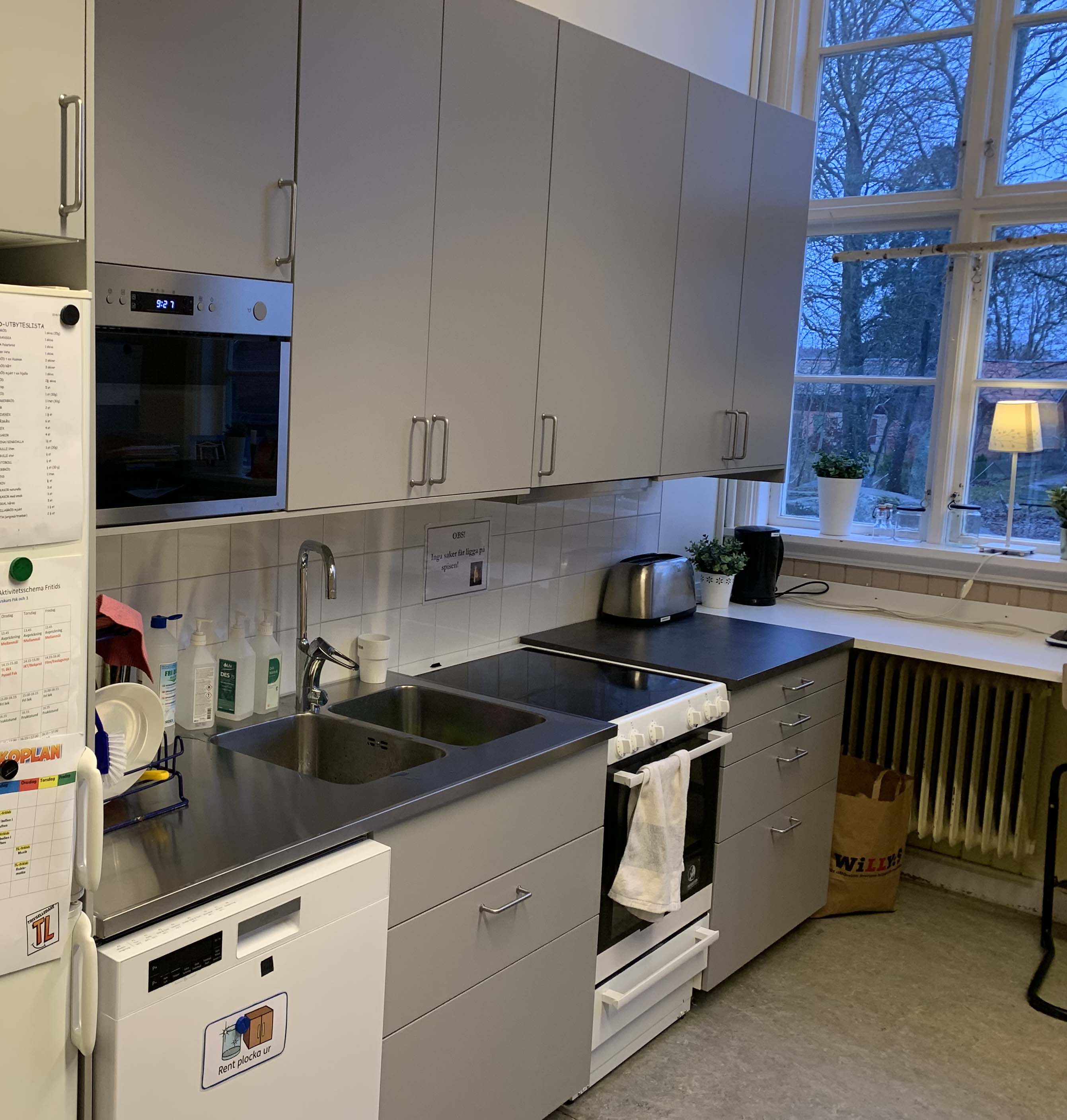 Nytt kök i skolmiljö.