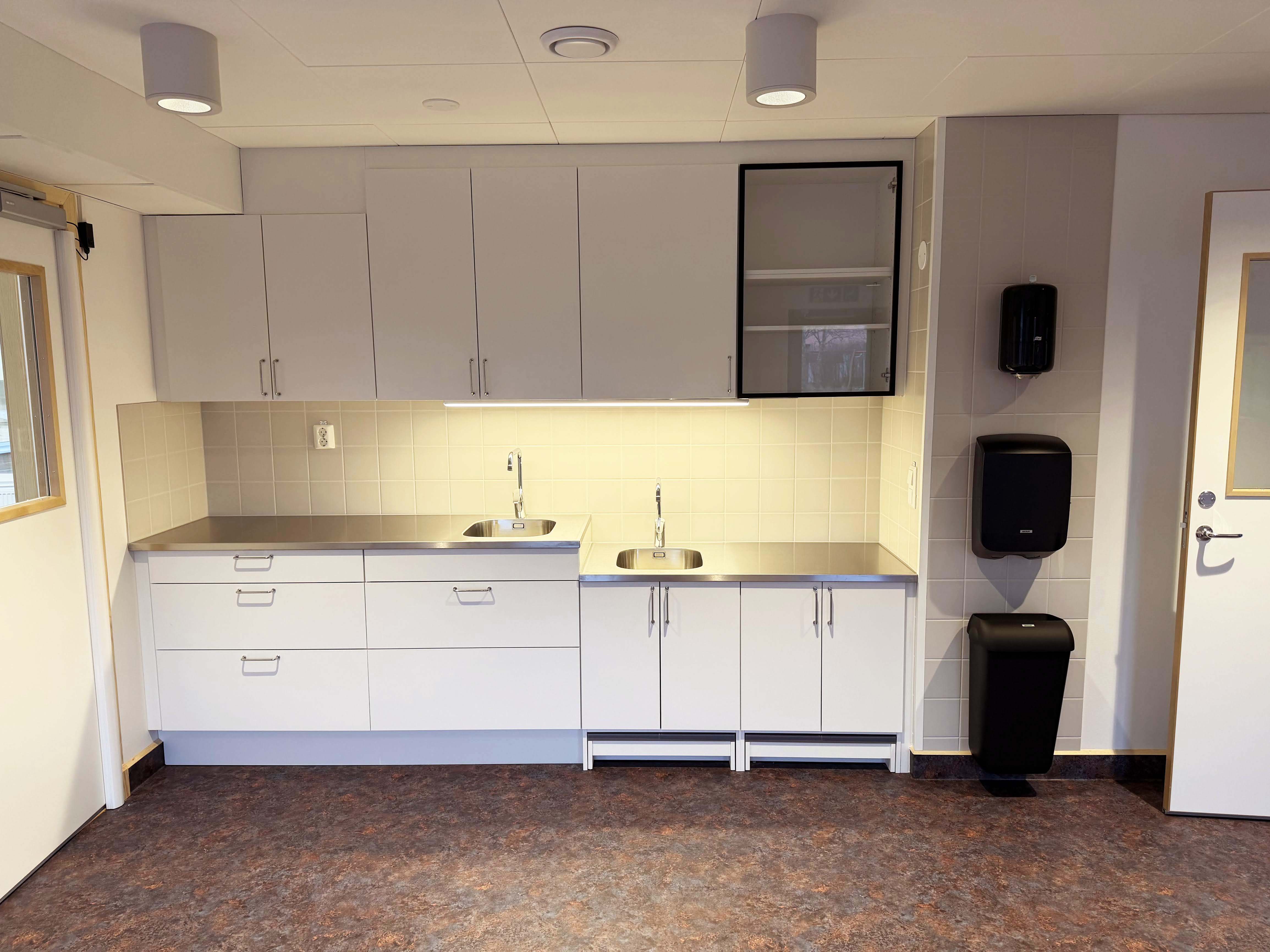 Nyrenoverat kök i förskola.